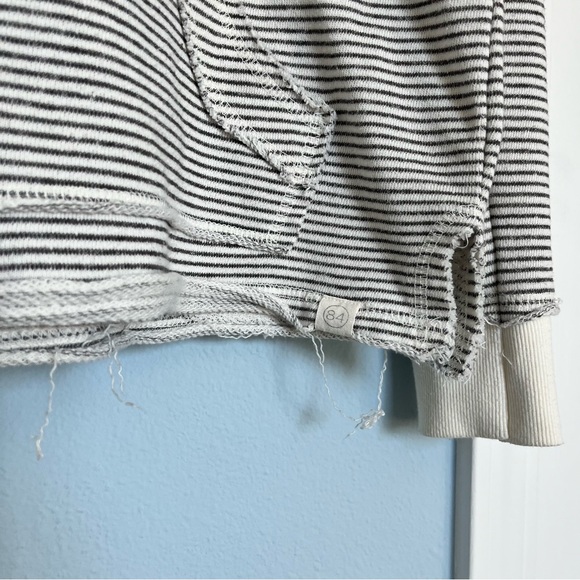 Blue 84 Distressed Tampa Bay Lightning pullover sweatshirt - Picture 5 of 5